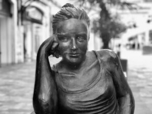 A black and white photo of a statue of a woman